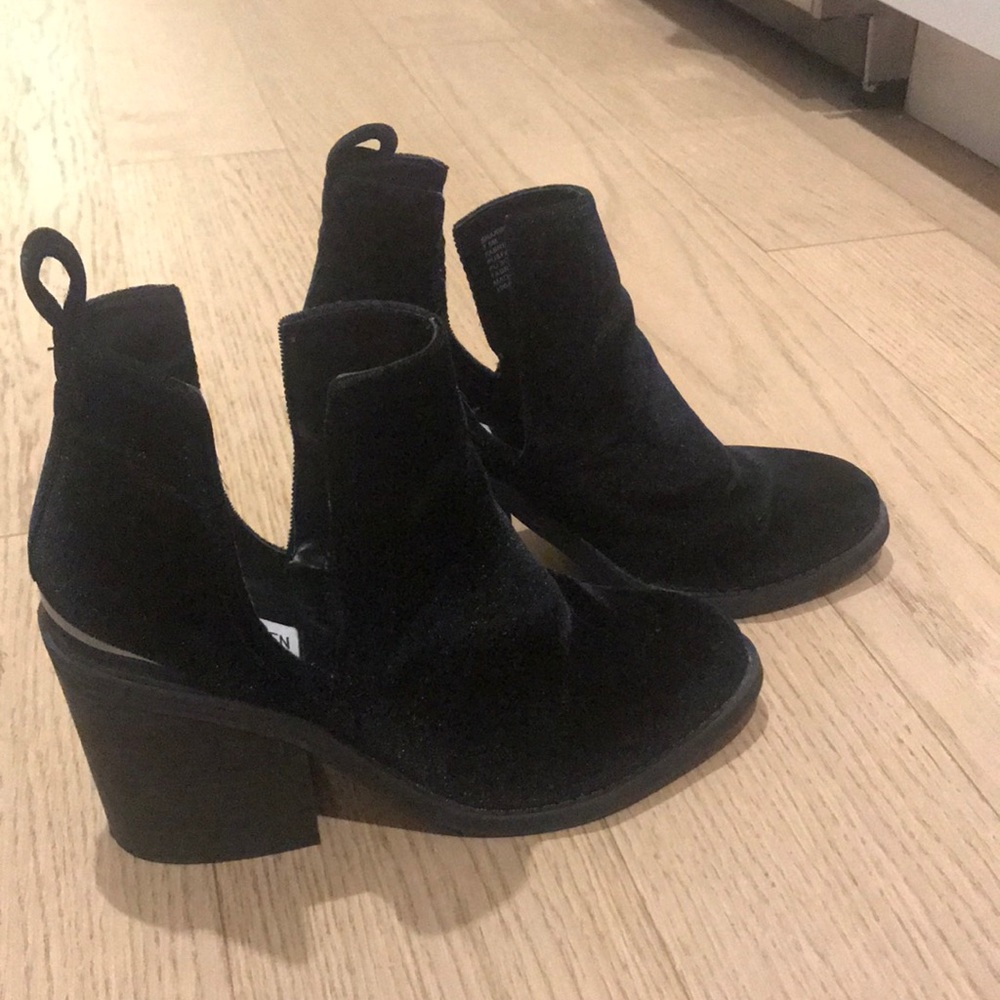 Steve Madden black velvet booties!!!